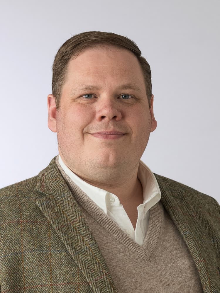Alexander Lindell i kavaj och ljus skjorta